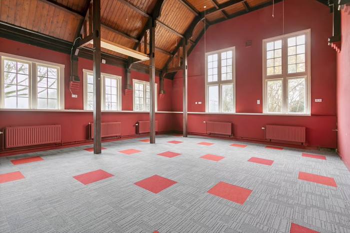 Interieur · kantoorruimte met authentiek houten kappenspel, 24 m nokhoogte