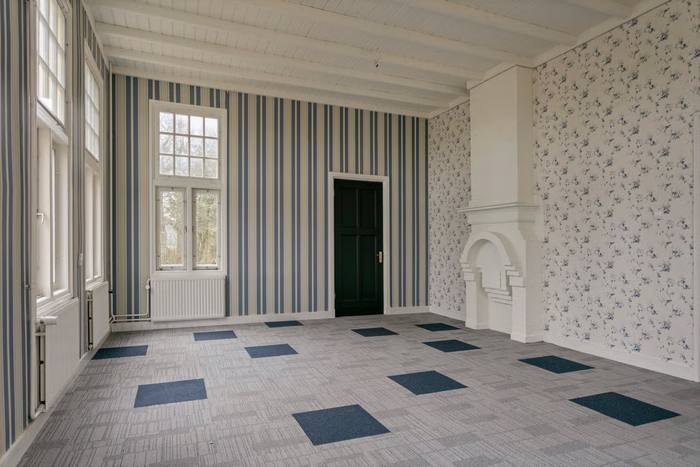 Raadzaal · met gestreept behang, schouw en gebinten in zicht