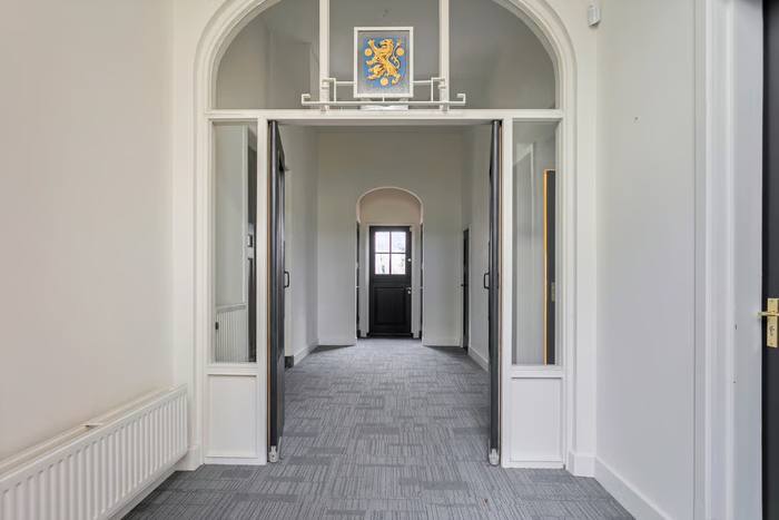 Vestibule · wapen van Laren in bovenlicht, originele detaillering