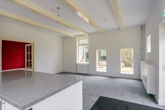 Keuken · moderne inbouwkeuken met werkeiland, rode accentwand