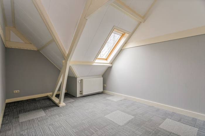 Zolderruimte · dakramen, kapbalken — geschikt voor yoga/groepssessies